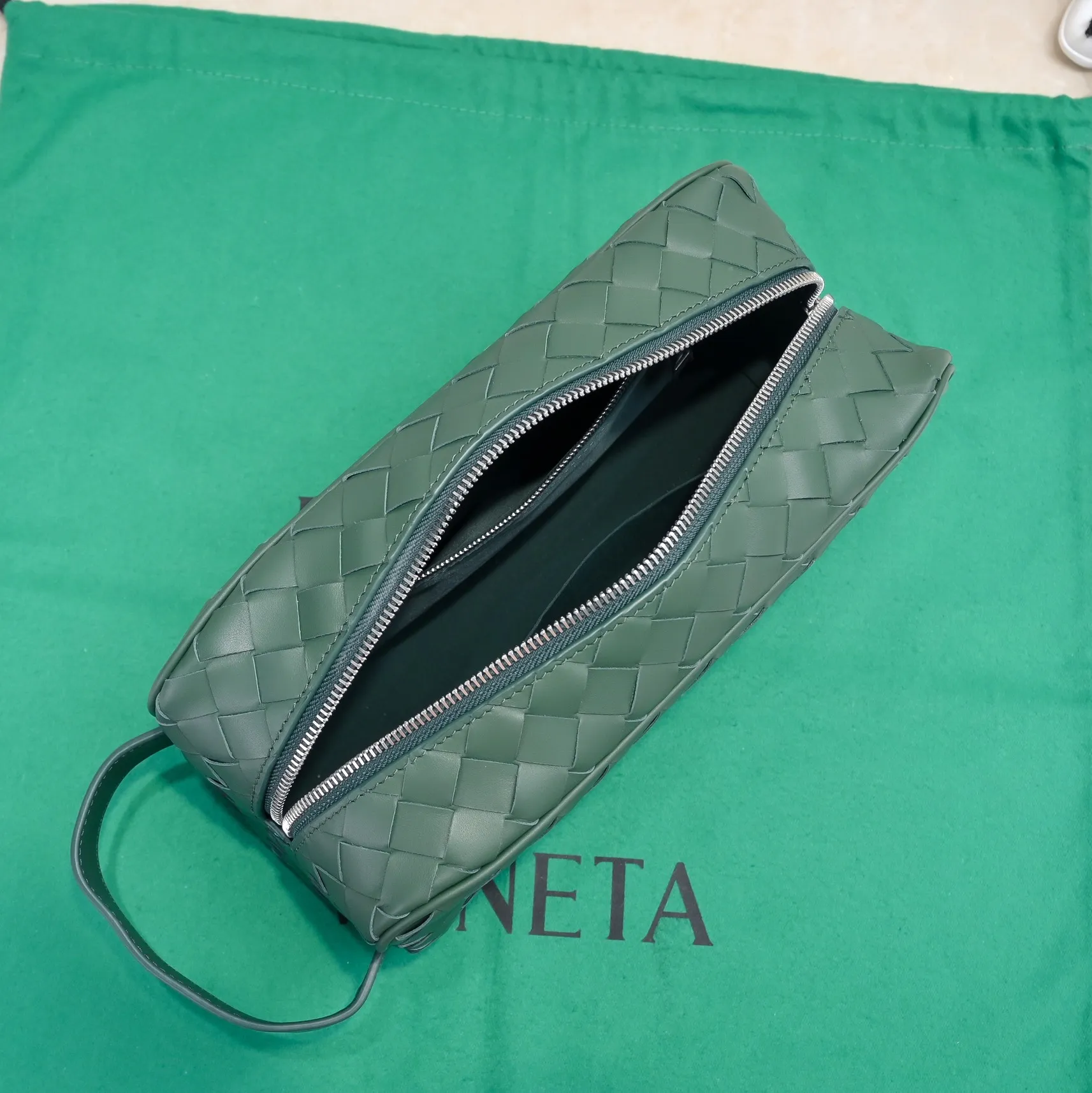 Batch 1280 BOTTEGA VENETA 2024 new INTRECCIATO classic toiletry bag, the choice of discerning people. The low-key luxury quality is the interpretation of its brand. If you like low-key BV, it is the first choice~~ Style number: 7799 Size: 26*13*10cm